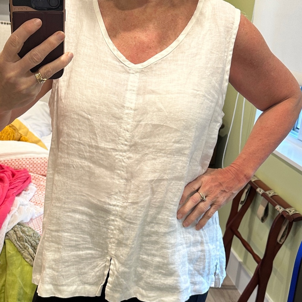 Gorgeous detailed white Flax top with vneck and front detail - Picture 3 of 4